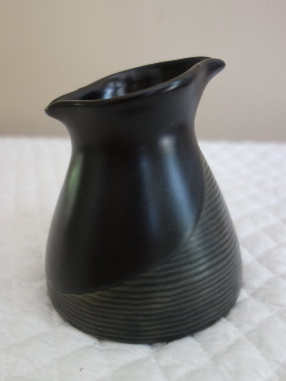 PFALTZGRAFF Night Surf Matte Black / Ribbed Creamer